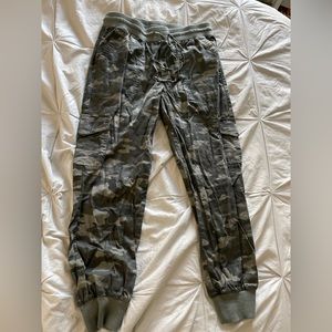 GAP camo cargo pants size medium